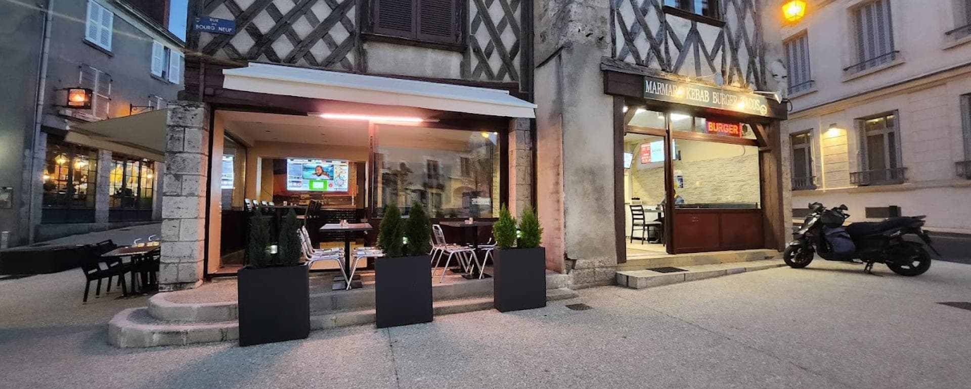La devanture du Marmara, rue du Bourg Neuf à Blois, en soirée