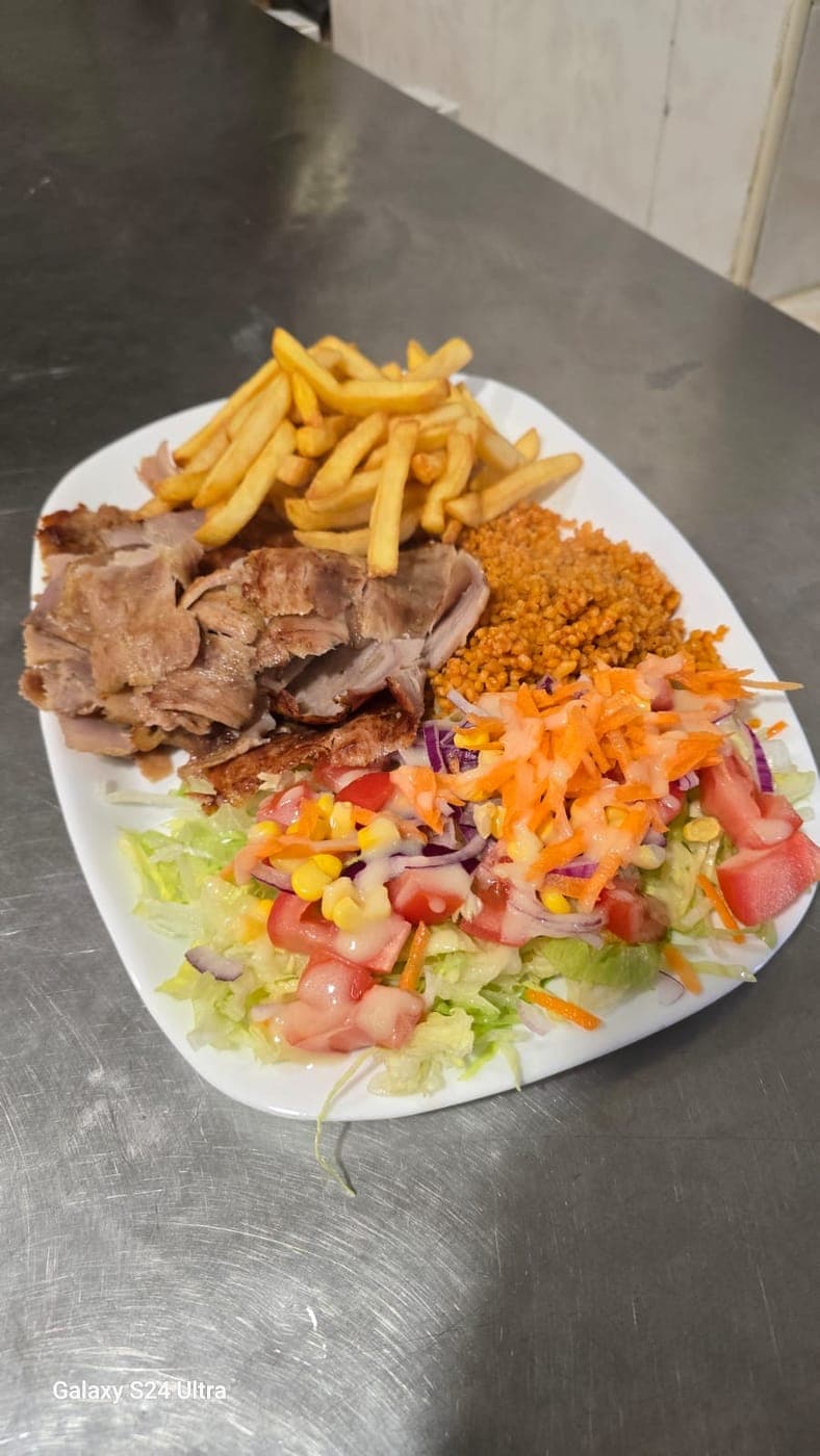 Assiette kebab avec boulgour, crudités et frites