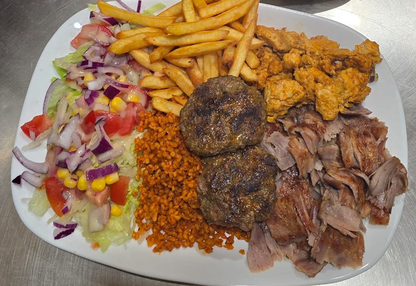 Assiette garnie de kefta, kebab et tenders, avec crudités et boulgour