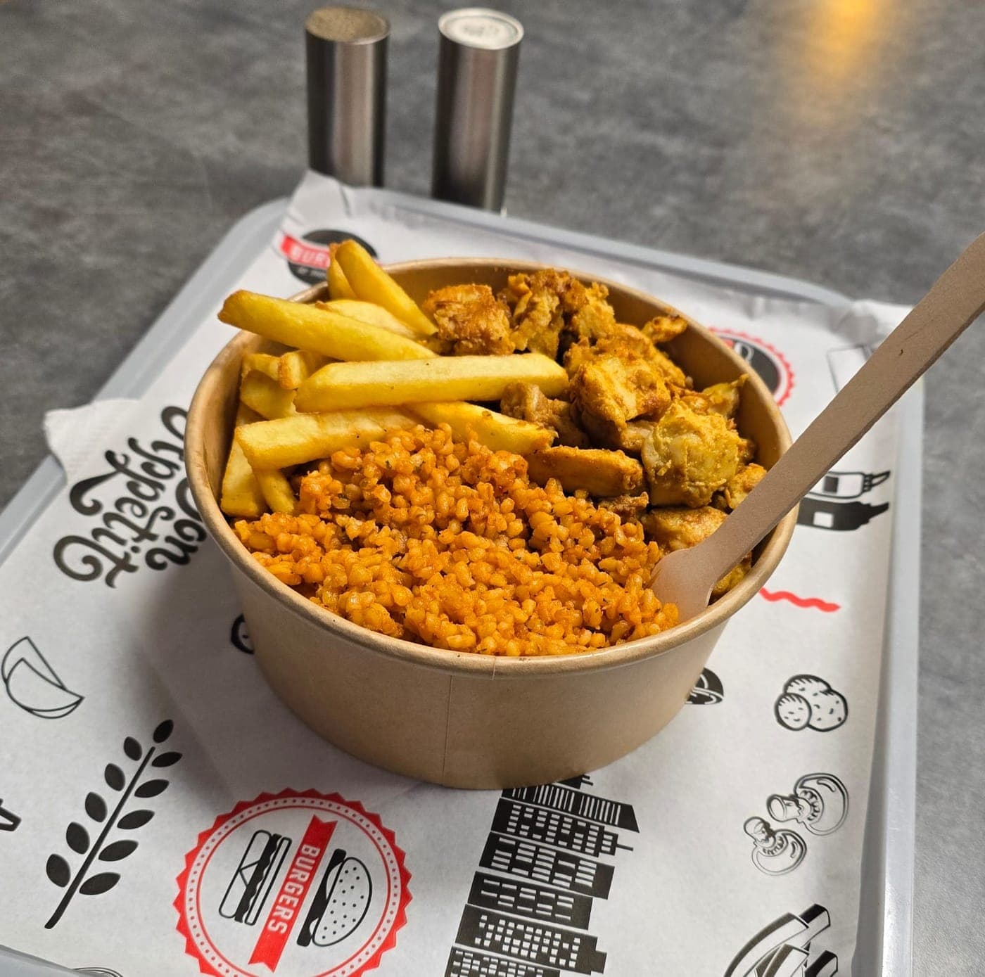 Bowl de boulgour et chicken avec des frites