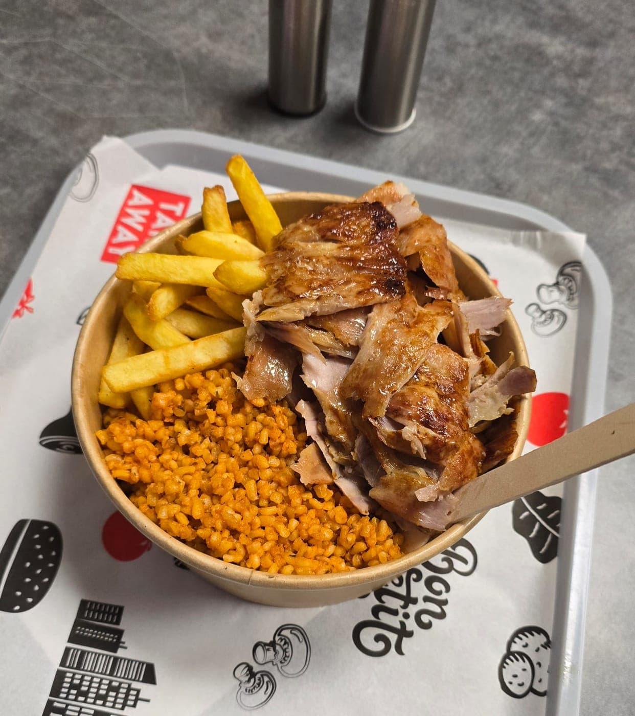 Bowl de boulgour et kebab avec des frites