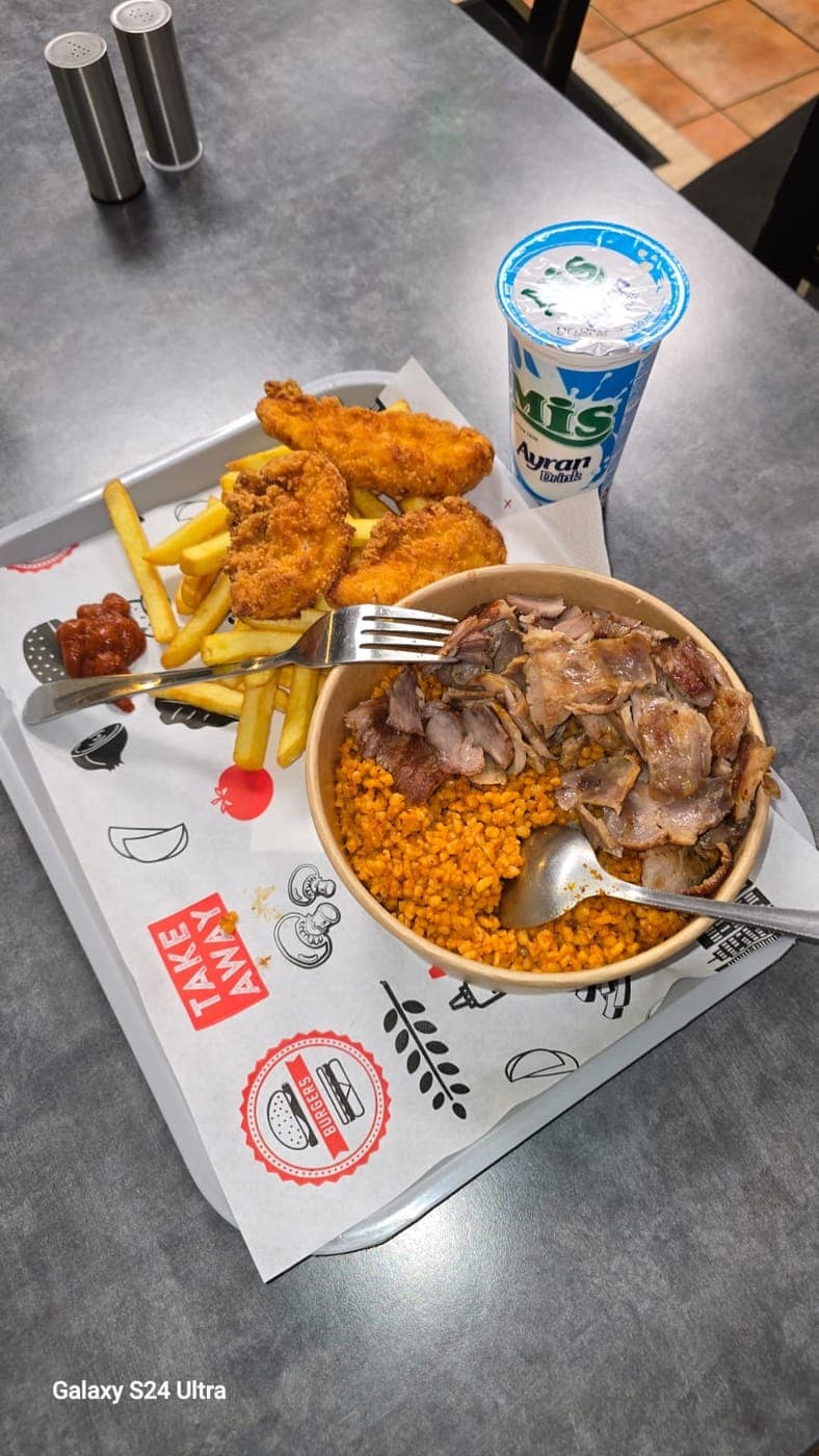 Bowl de tenders et boulgour accompagné d’un ayran