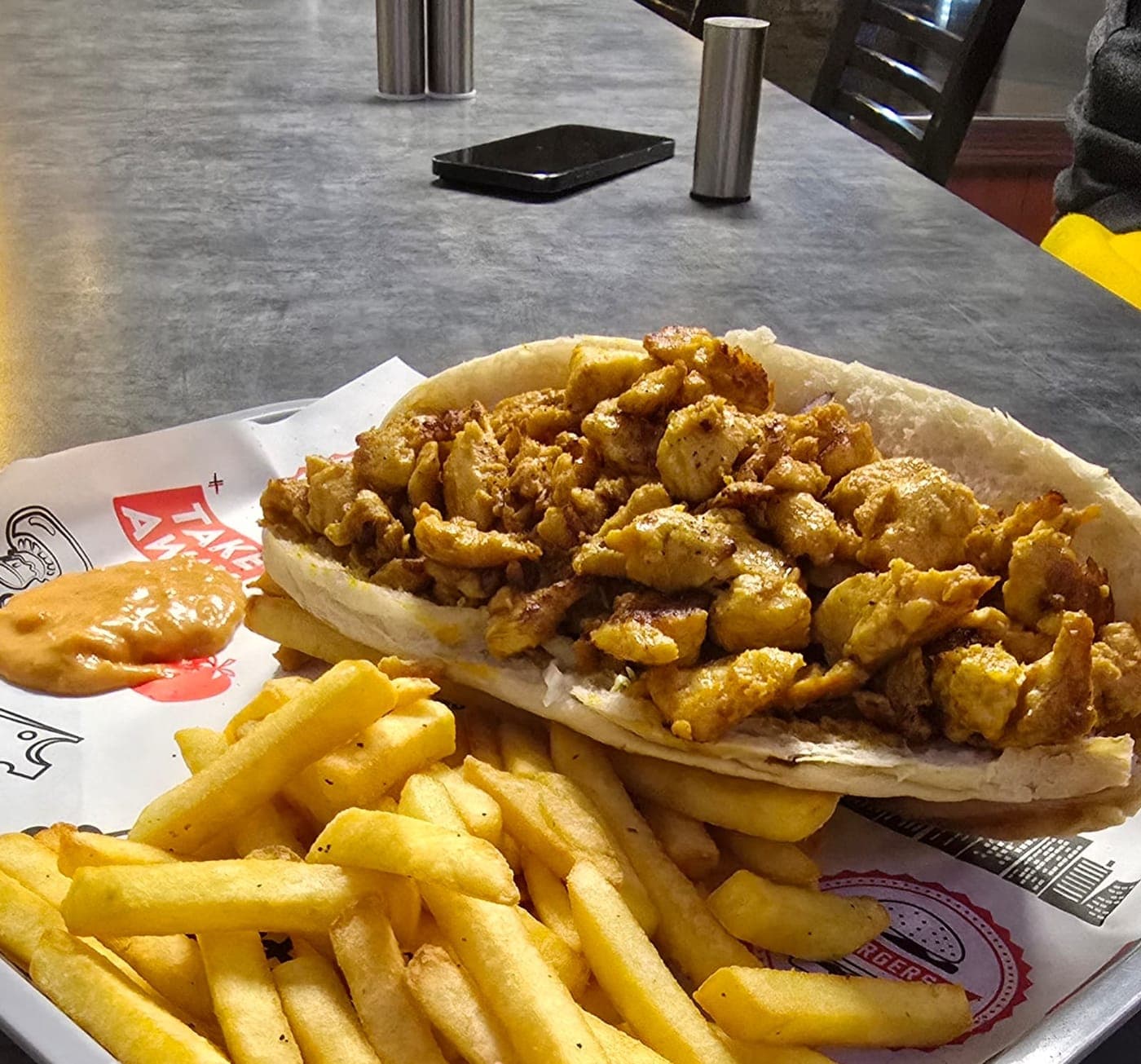 Pitta au chicken curry servi avec des frites