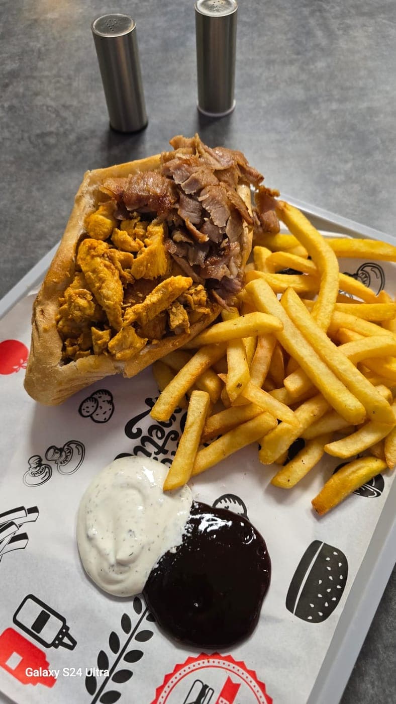 Tacos deux viandes ouvert, kebab et chicken, accompagné de frites