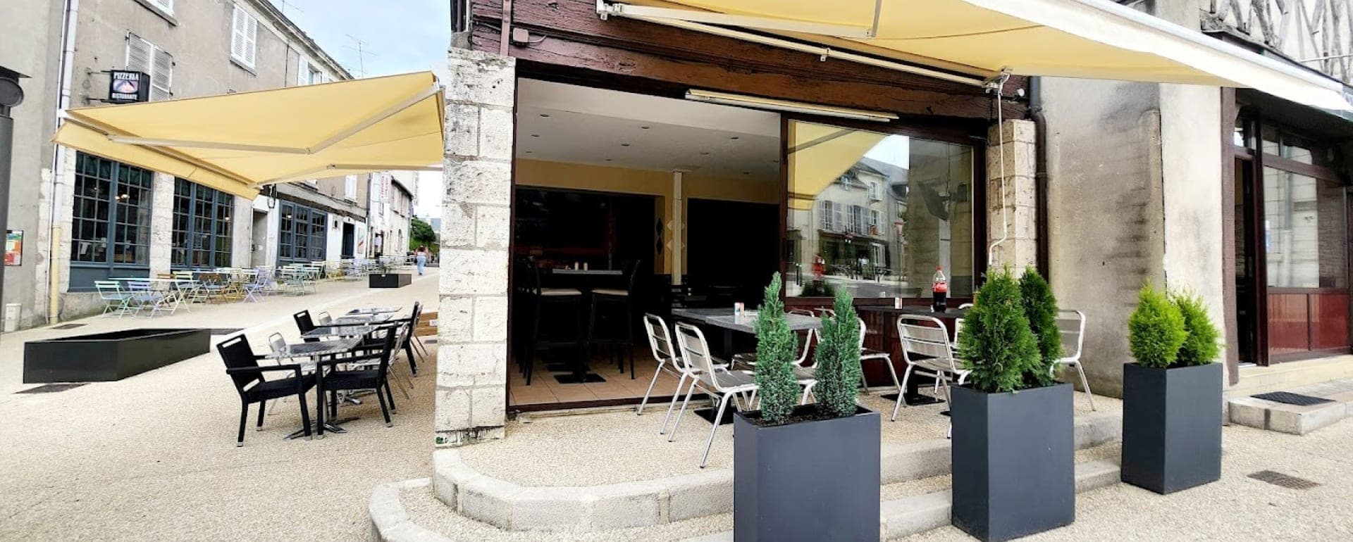 La terrasse du Marmara en journée, rue du Bourg Neuf à Blois